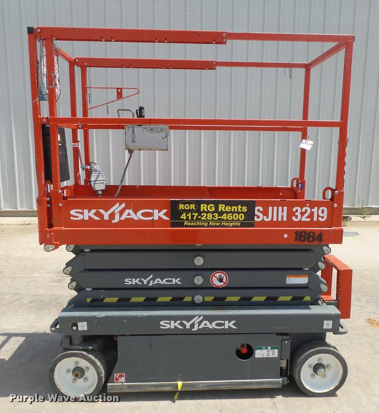 image for item DB7432 2015 Sky Jack SJIII 3219 scissor lift
