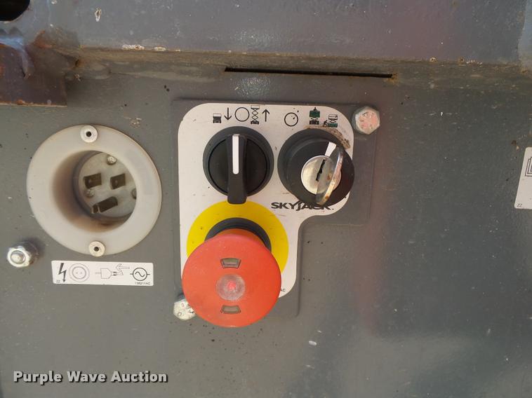 image for item DB7433 2015 Sky Jack SJIII 4626 scissor lift