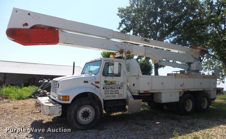 image for item DB7458 1998 International 4900 bucket truck