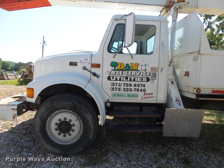 image for item DB7458 1998 International 4900 bucket truck