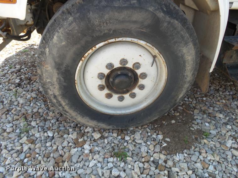 image for item DB7458 1998 International 4900 bucket truck