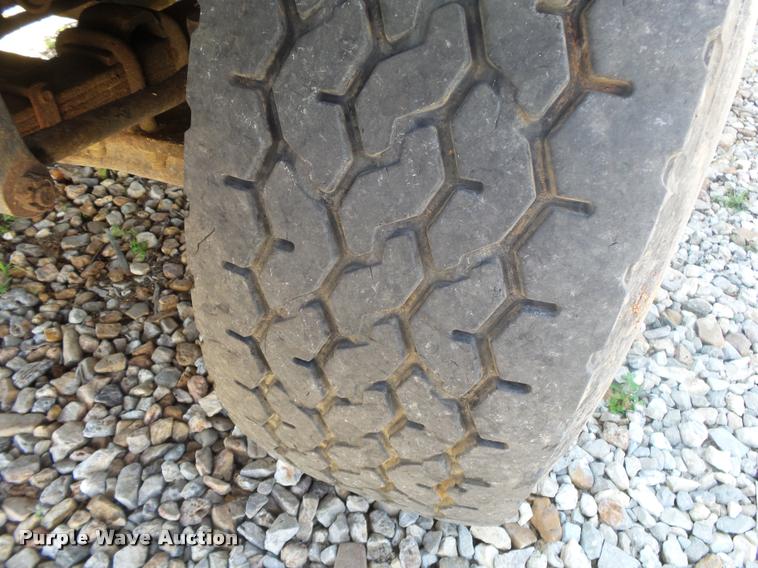 image for item DB7458 1998 International 4900 bucket truck