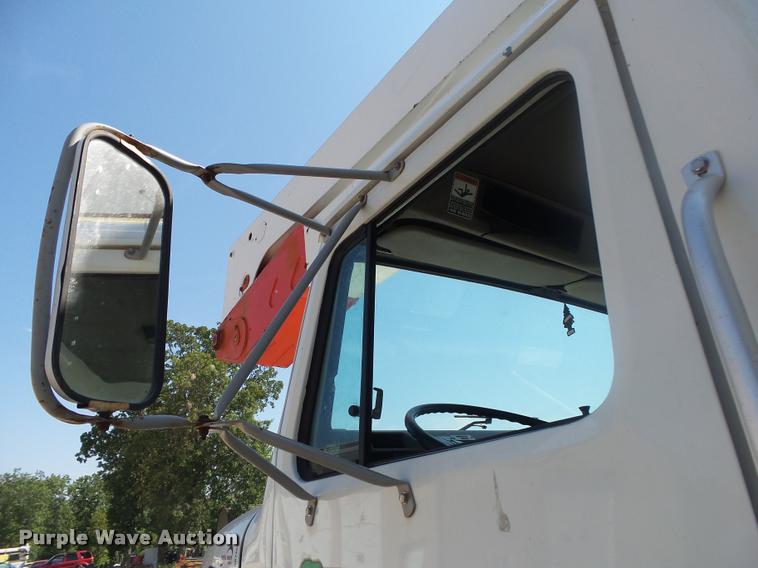 image for item DB7458 1998 International 4900 bucket truck