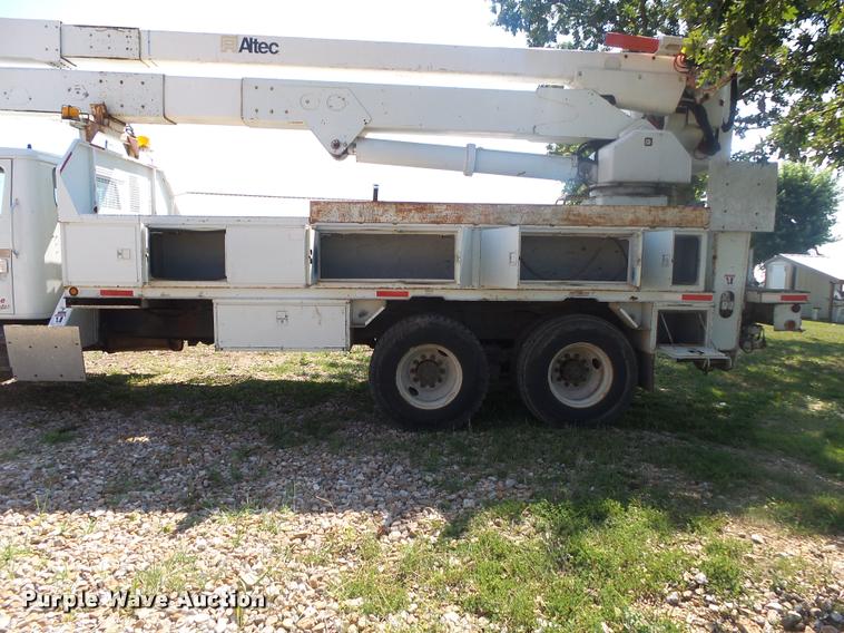 image for item DB7458 1998 International 4900 bucket truck