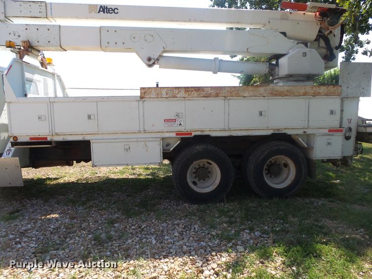 image for item DB7458 1998 International 4900 bucket truck