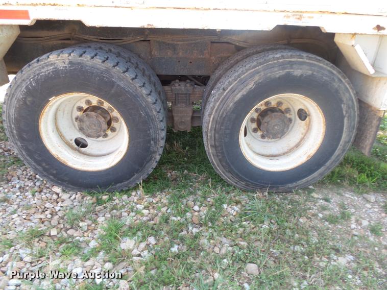 image for item DB7458 1998 International 4900 bucket truck