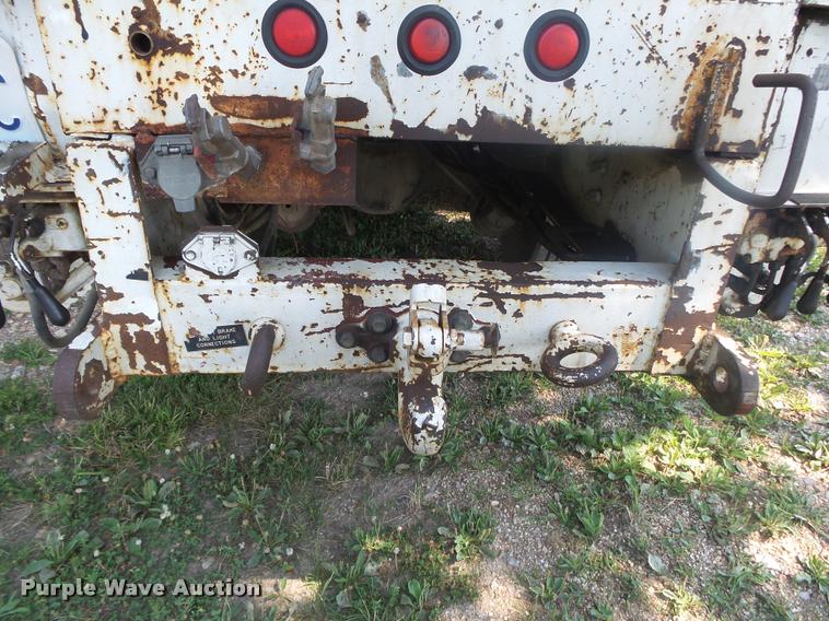 image for item DB7458 1998 International 4900 bucket truck