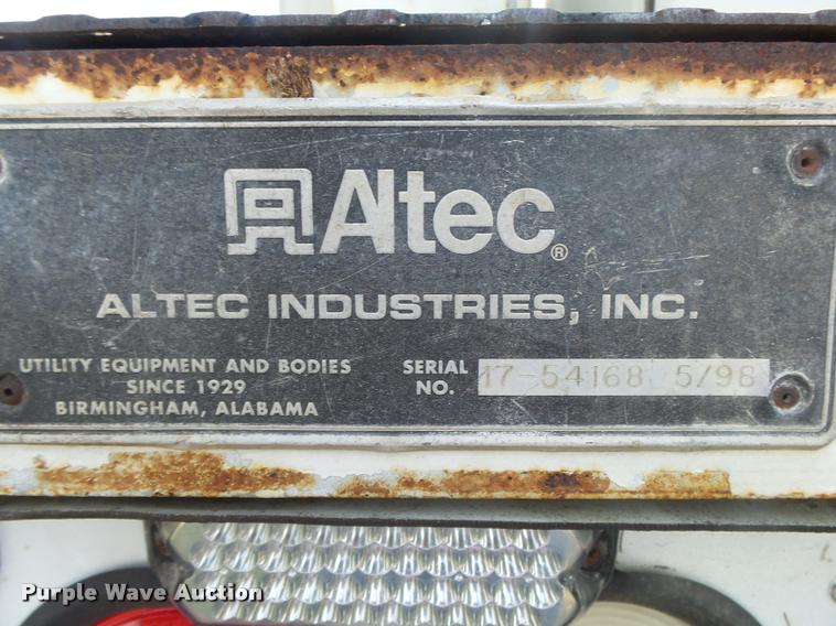 image for item DB7458 1998 International 4900 bucket truck