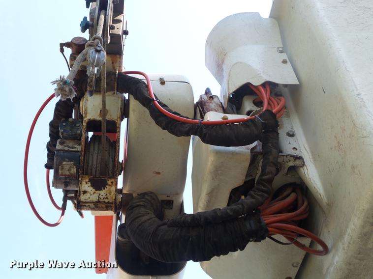 image for item DB7458 1998 International 4900 bucket truck