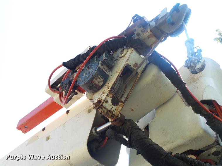 image for item DB7458 1998 International 4900 bucket truck