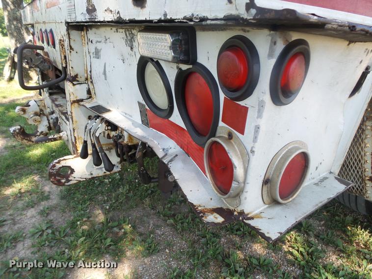 image for item DB7458 1998 International 4900 bucket truck