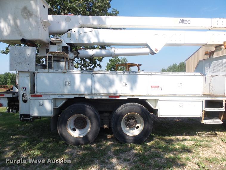 image for item DB7458 1998 International 4900 bucket truck