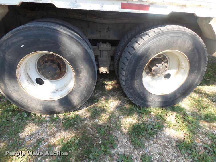 image for item DB7458 1998 International 4900 bucket truck