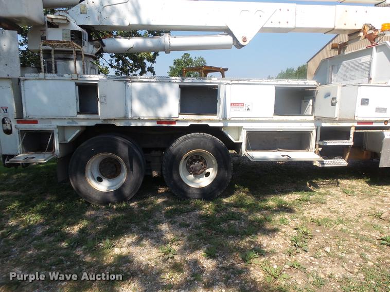 image for item DB7458 1998 International 4900 bucket truck