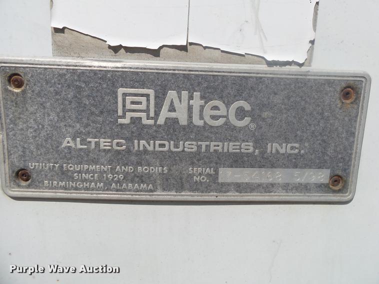 image for item DB7458 1998 International 4900 bucket truck