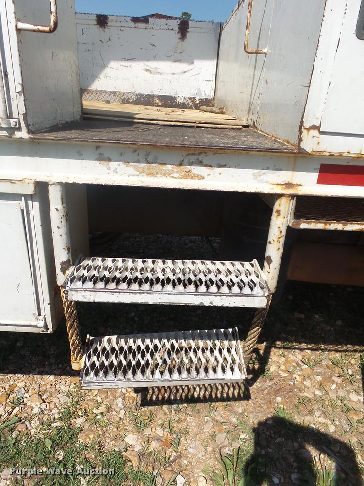 image for item DB7458 1998 International 4900 bucket truck