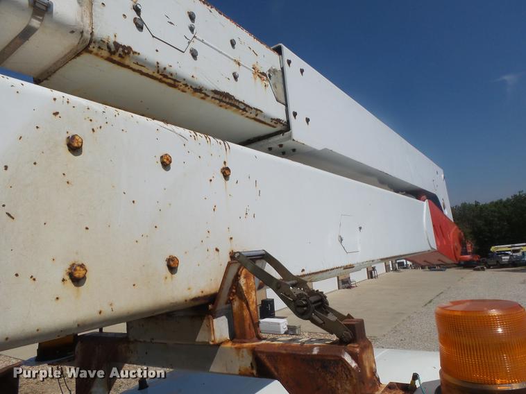 image for item DB7458 1998 International 4900 bucket truck