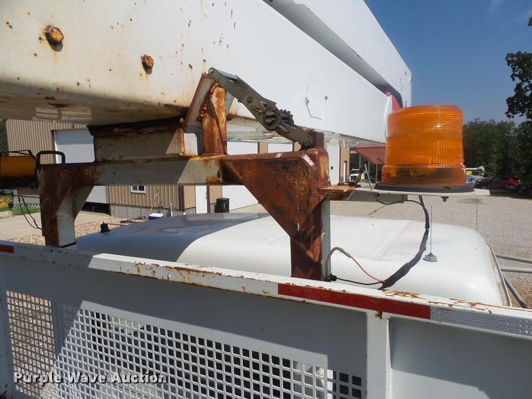 image for item DB7458 1998 International 4900 bucket truck