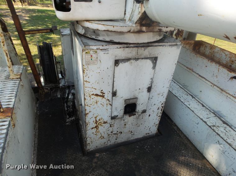 image for item DB7458 1998 International 4900 bucket truck