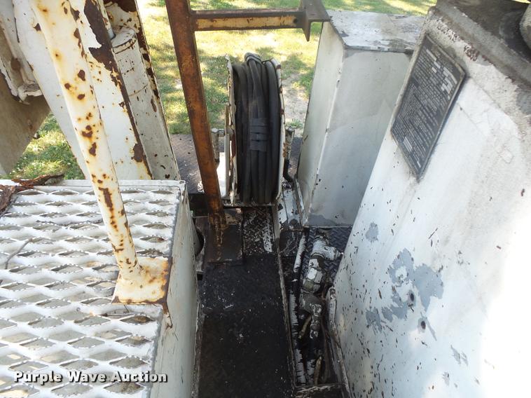 image for item DB7458 1998 International 4900 bucket truck