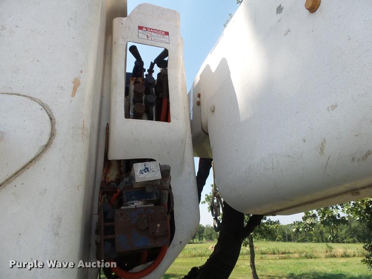 image for item DB7458 1998 International 4900 bucket truck