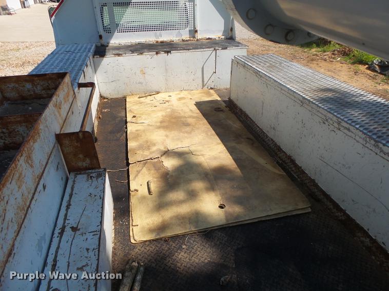 image for item DB7458 1998 International 4900 bucket truck