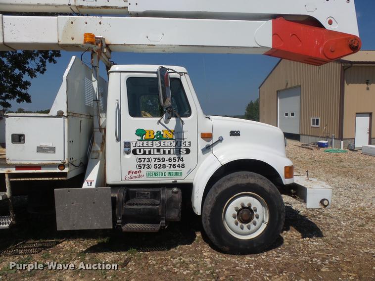 image for item DB7458 1998 International 4900 bucket truck