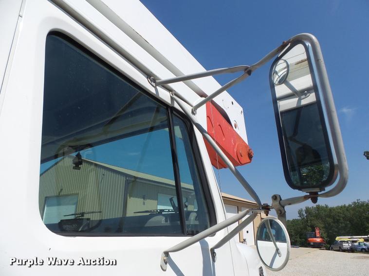 image for item DB7458 1998 International 4900 bucket truck