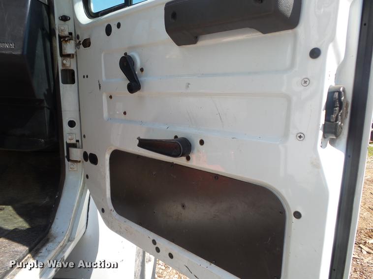 image for item DB7458 1998 International 4900 bucket truck