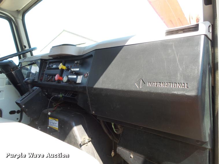 image for item DB7458 1998 International 4900 bucket truck