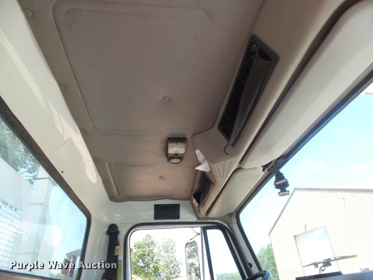 image for item DB7458 1998 International 4900 bucket truck