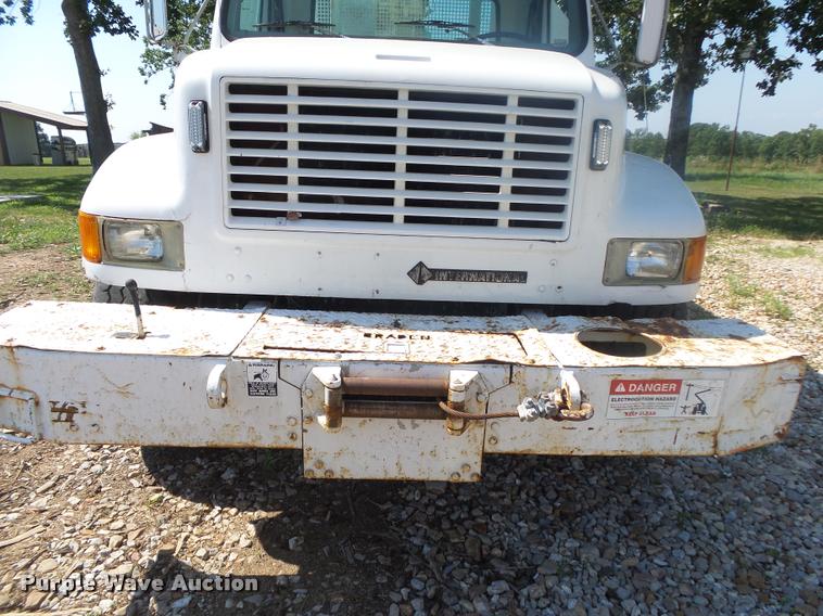 image for item DB7458 1998 International 4900 bucket truck