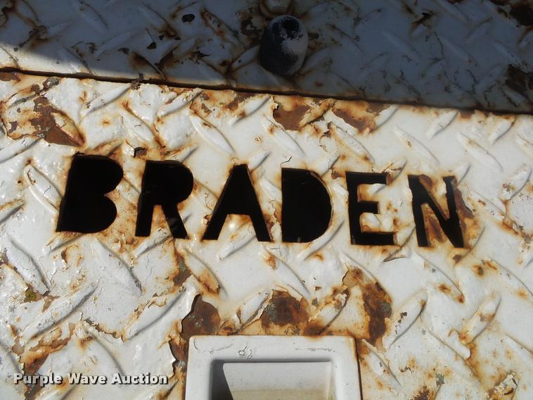 image for item DB7458 1998 International 4900 bucket truck