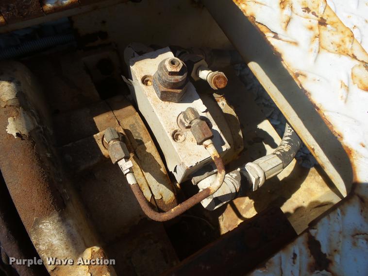 image for item DB7458 1998 International 4900 bucket truck