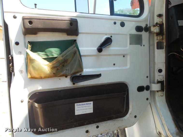 image for item DB7458 1998 International 4900 bucket truck