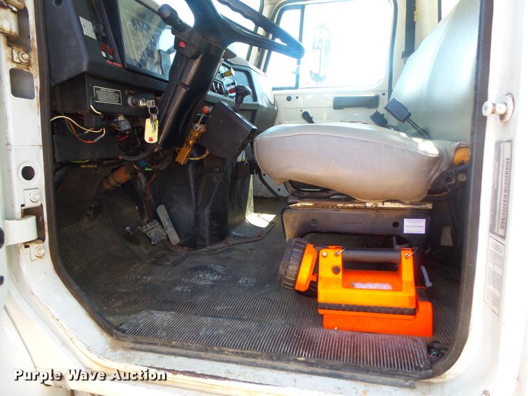 image for item DB7458 1998 International 4900 bucket truck