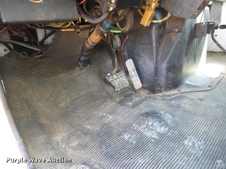 image for item DB7458 1998 International 4900 bucket truck