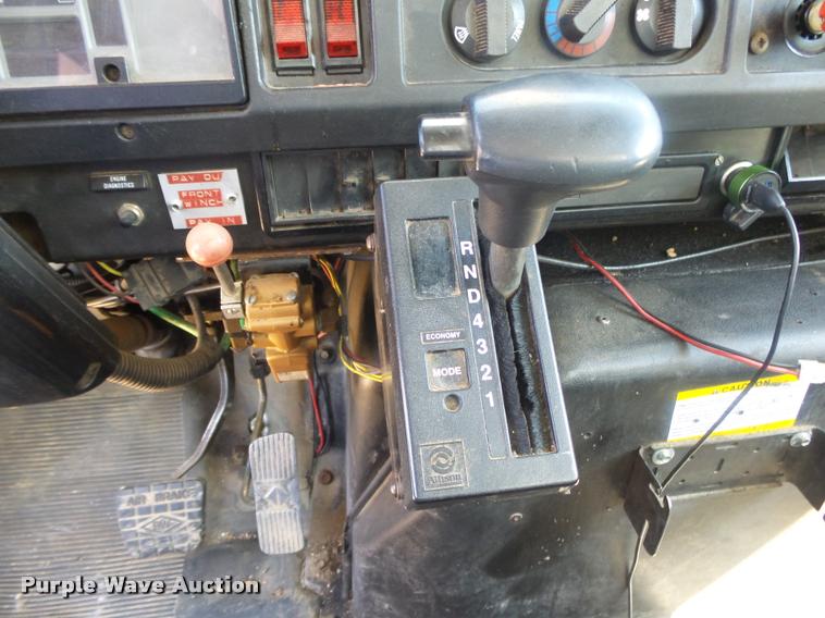 image for item DB7458 1998 International 4900 bucket truck