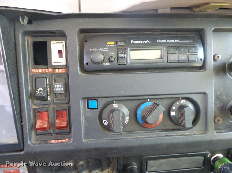 image for item DB7458 1998 International 4900 bucket truck