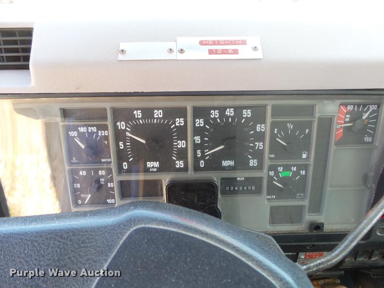 image for item DB7458 1998 International 4900 bucket truck