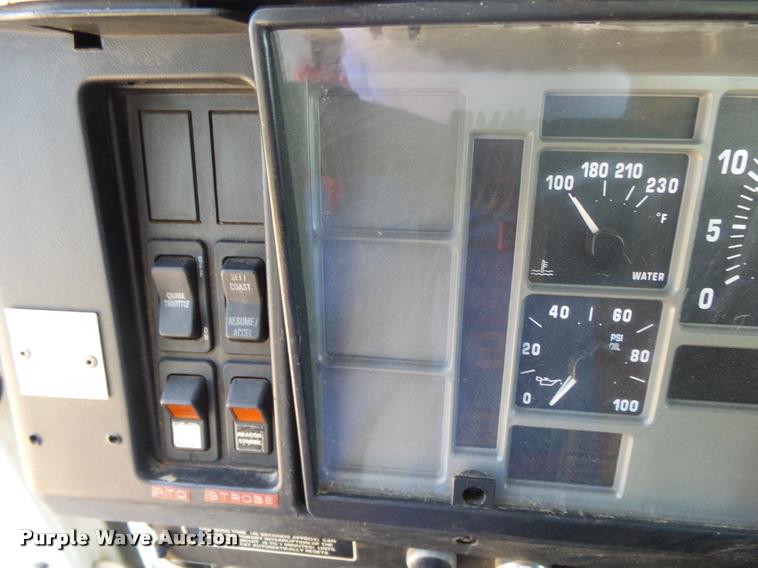 image for item DB7458 1998 International 4900 bucket truck