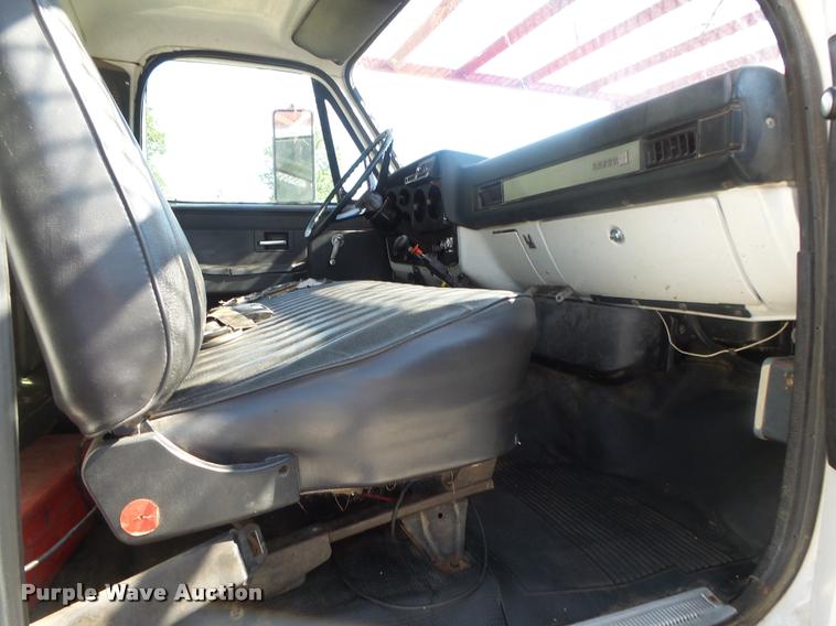 image for item DB7460 1989 GMC TopKick 7000 bucket truck