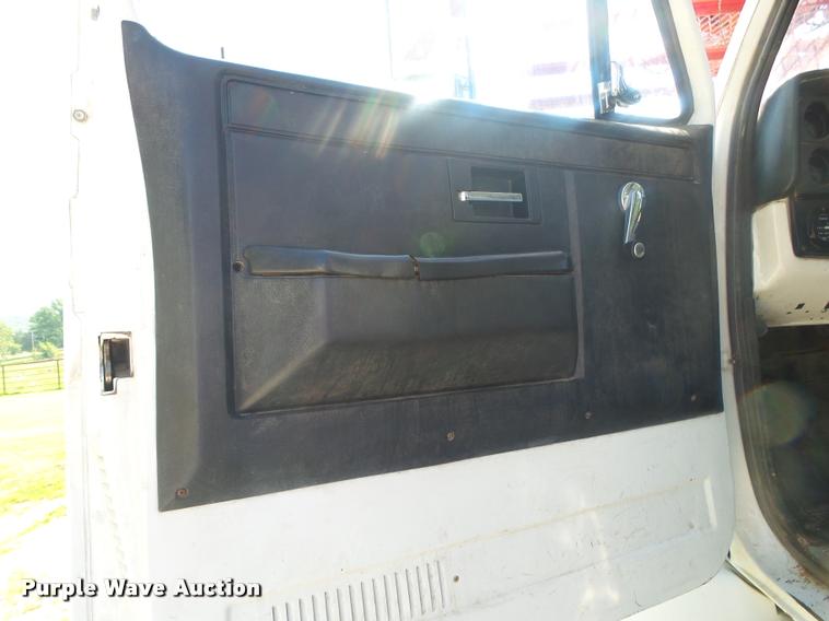 image for item DB7460 1989 GMC TopKick 7000 bucket truck