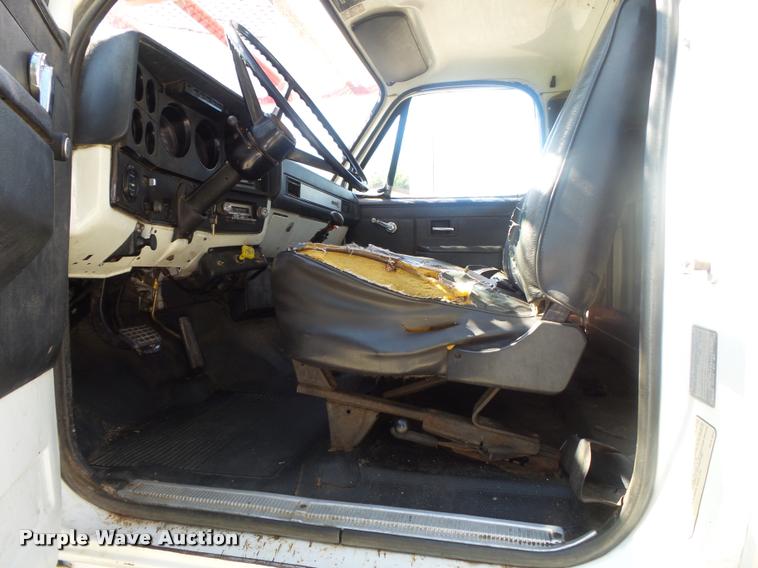 image for item DB7460 1989 GMC TopKick 7000 bucket truck