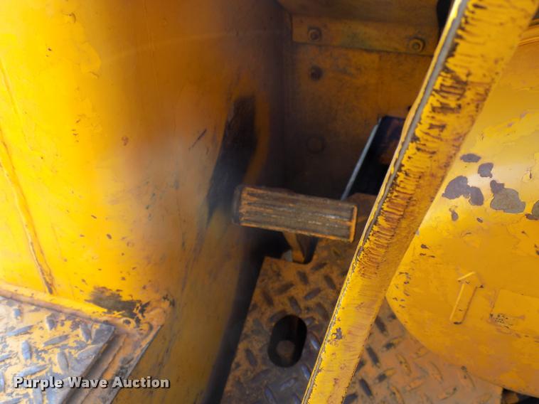 image for item DC4944 1976 John Deere 450CA loader