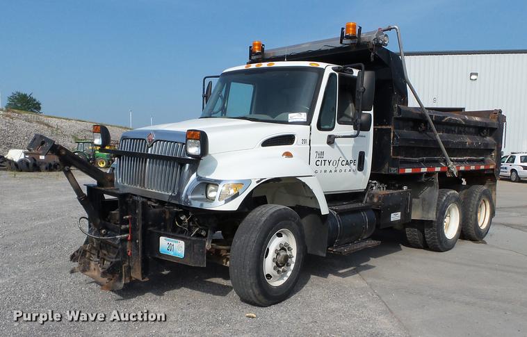 image for item DC6831 2004 International 7400 dump truck