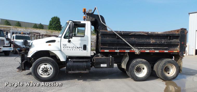 image for item DC6831 2004 International 7400 dump truck