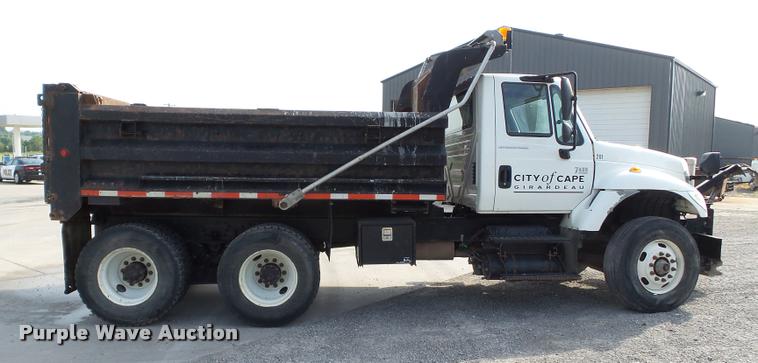 image for item DC6831 2004 International 7400 dump truck