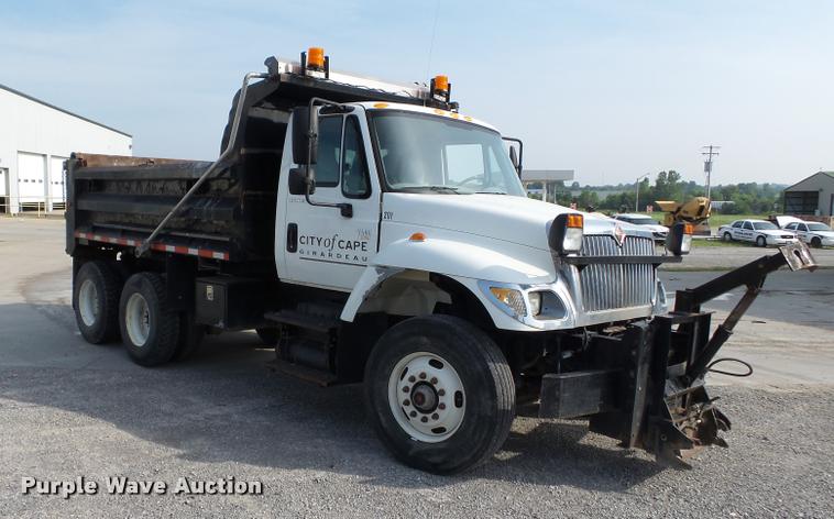 image for item DC6831 2004 International 7400 dump truck