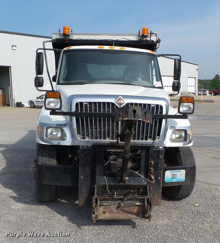 image for item DC6831 2004 International 7400 dump truck